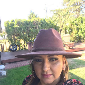 Meet your Posher, Edith